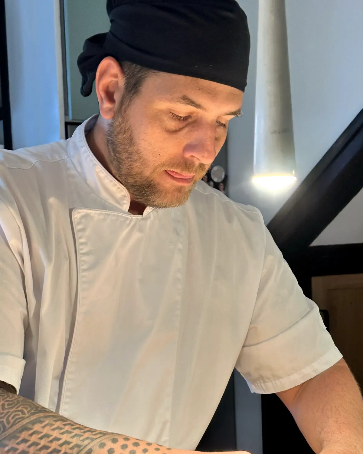 Victor Roncaglione, chef sushi, concentré sur un nigiri de maquereau