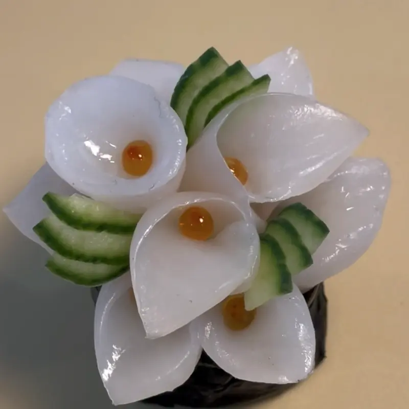 Gunkan décoré de pétales de calamar et d'œufs de poisson, travail de découpe à la japonaise