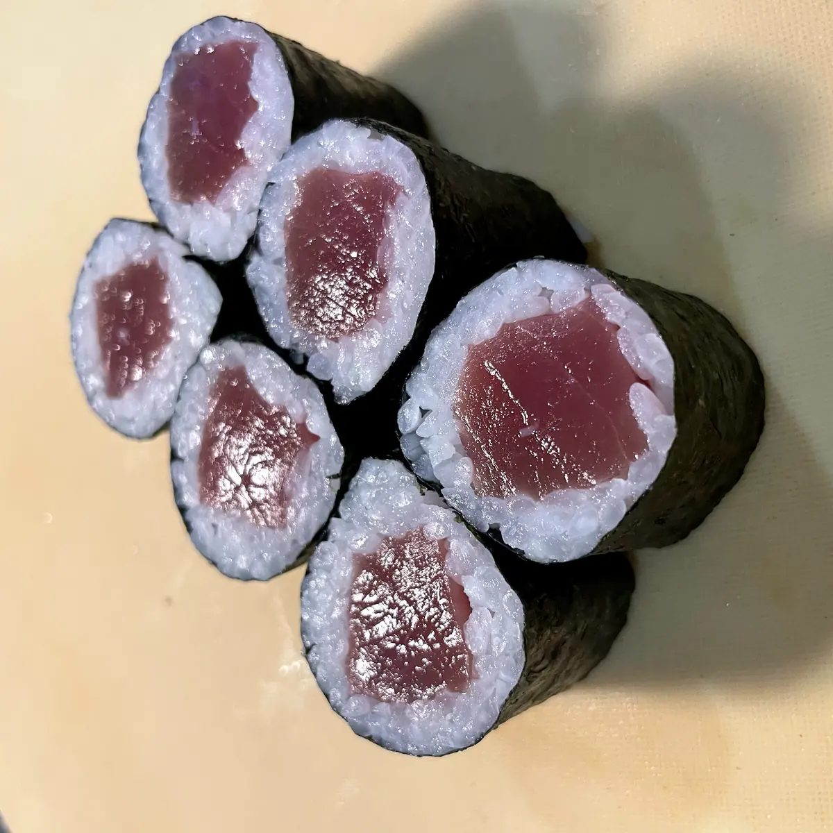 Six makis au thon rouge coupés net, la chair encore brillante